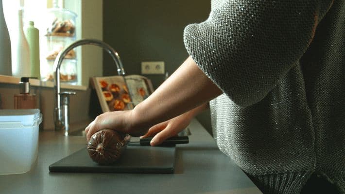 Worsten snijden aanrecht